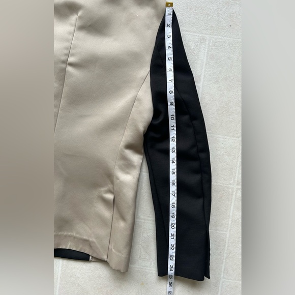 81.PHILLIP LIM Beige Tuxedo Jacket with Contrast Black Collar & Sleeves
Size:8 - Picture 15 of 17